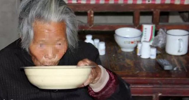 出差兩個月給婆婆八千元,看到母親吃的飯後,我打婆婆一巴掌離婚