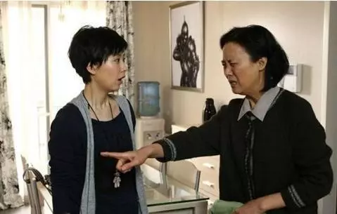 老婆美麗賢惠我們很恩愛,她生女兒母親給一萬讓她走,我笑著同意