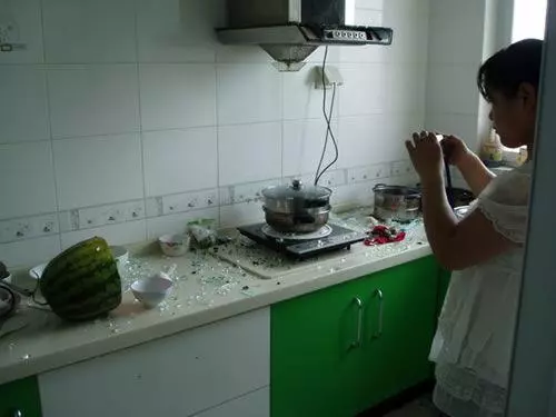婆婆要老公和我離婚,讓娶他表妹,說出原因,我一把菜刀扔過去