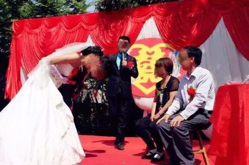 我堅持要嫁窮老公,婚姻三年全家把我當保姆使喚,我怒砸房門離開