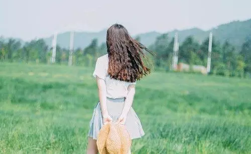 我堅持要嫁窮老公,婚姻三年全家把我當保姆使喚,我怒砸房門離開