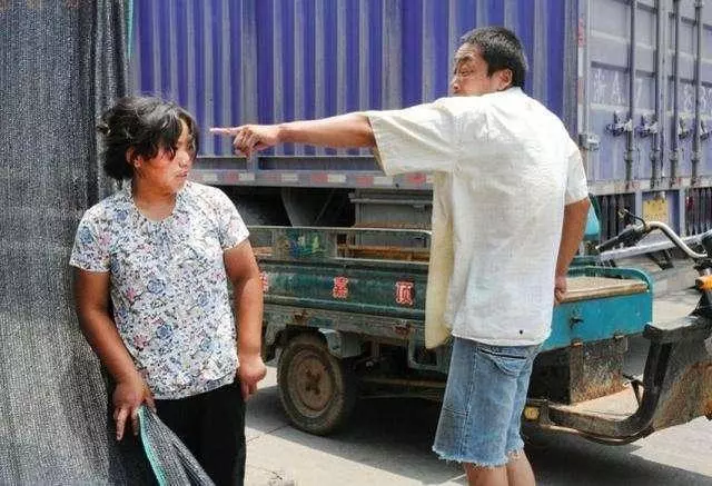 婆婆結婚,老公逼妻子把娘家的陪嫁婚房給她,隔天醒來,妻子樂了