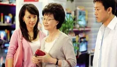 婆婆結婚,老公逼妻子把娘家的陪嫁婚房給她,隔天醒來,妻子樂了