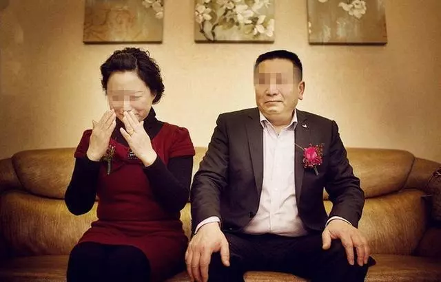 忘記帶手機返回家中,推門看到公婆的畫面,我怒把她們趕出家門