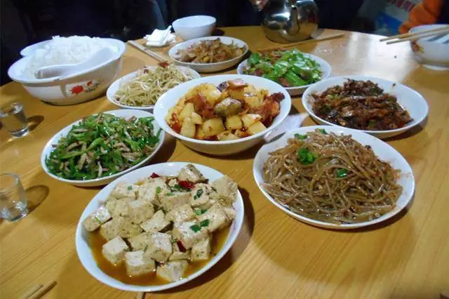 結婚半年,老婆吃飯從不上桌,偶然進一次廚房,我恨得咬斷筷子
