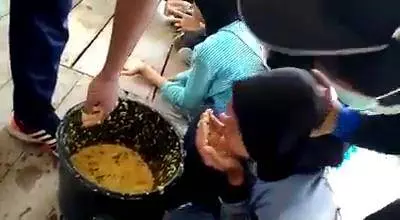教官逼學員吃下 一桶噁食