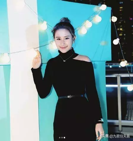 賭王何鴻燊女兒何超蓮街頭賣福袋,「全球最漂亮千金」清新脫俗