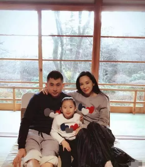「最美港姐」郭羨妮近照,舉止端莊容顏未老,44歲依舊美得驚艷!