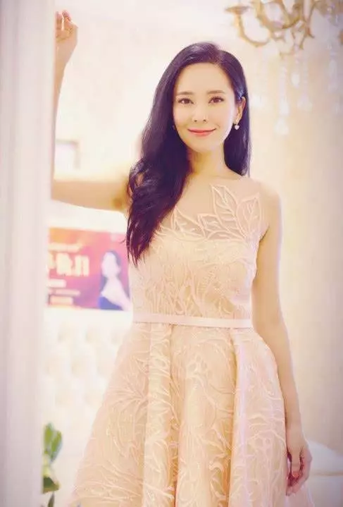 「最美港姐」郭羨妮近照,舉止端莊容顏未老,44歲依舊美得驚艷!