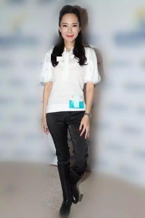 「最美港姐」郭羨妮近照,舉止端莊容顏未老,44歲依舊美得驚艷!