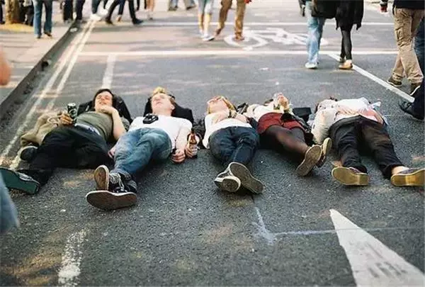 通常拍團體照時,大家肯定都傻傻地站成一排,但事實上你可以「這樣拍」!