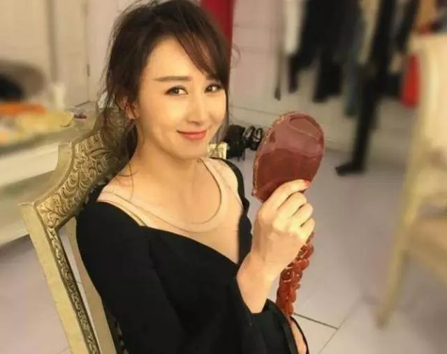 老公是馬來西首富,曾坦言做豪門闊太規矩多,衣服都不能露腳踝