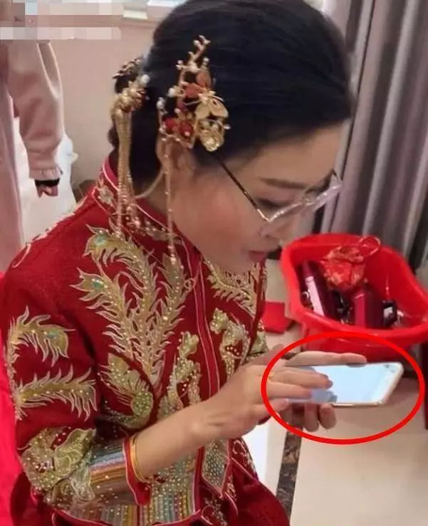 最不禮貌新娘?全程玩手機不顧賓客,鏡頭拉近時大家沉默了