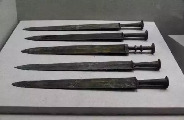 注意了!千萬不要在墻上掛「這個物件」,不然家中陰氣環繞,財運會越來越差!