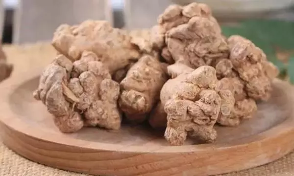 心臟不好的人,少碰2黃、多吃2紅,中醫推薦5味養心藥,看完收好