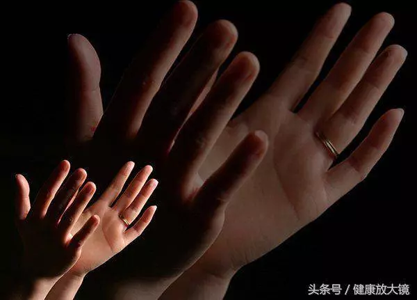 不管男女睡前敲手36下,改善睡眠,不得老年癡呆! !
