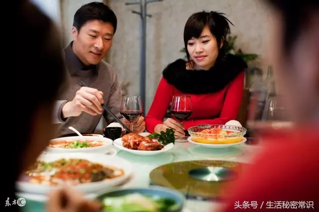 女兒帶男友回家,晚飯時女兒頻頻掉筷子,母親發現情況不對偷偷報警,意外救了全家!