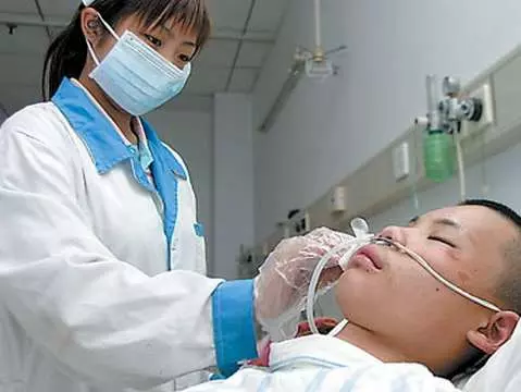 19歲男大生突然暈厥被送醫急救,經醫生檢查後…室友們聽到病因全都嚇得腿軟!