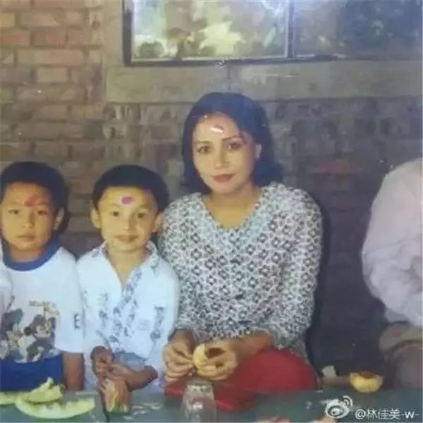 當我們正在迷戀「照片修很大」的網紅時,網友PO了爸媽當年沒有PS過的舊照,完全屌打現在明星!