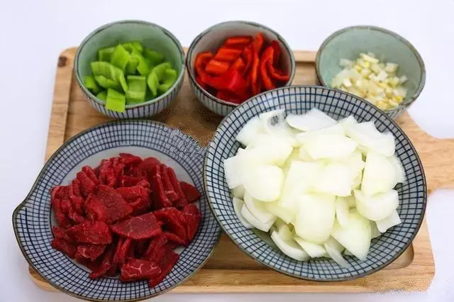洋蔥炒牛肉,顏色豐富誘人,做法簡單,拌在米飯里吃特別香