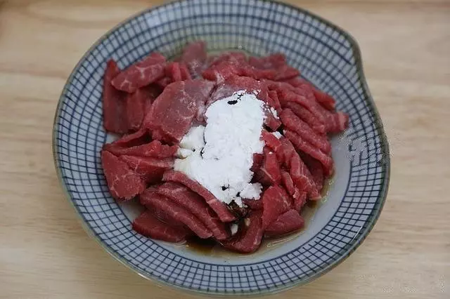 洋蔥炒牛肉,顏色豐富誘人,做法簡單,拌在米飯里吃特別香