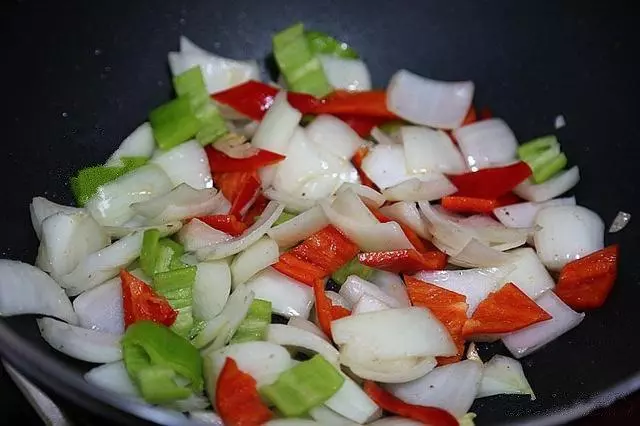 洋蔥炒牛肉,顏色豐富誘人,做法簡單,拌在米飯里吃特別香
