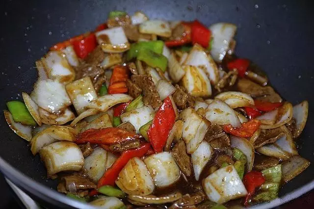 洋蔥炒牛肉,顏色豐富誘人,做法簡單,拌在米飯里吃特別香
