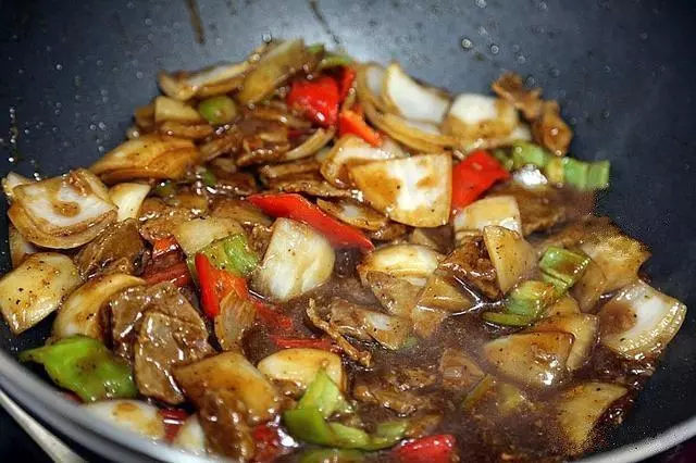 洋蔥炒牛肉,顏色豐富誘人,做法簡單,拌在米飯里吃特別香