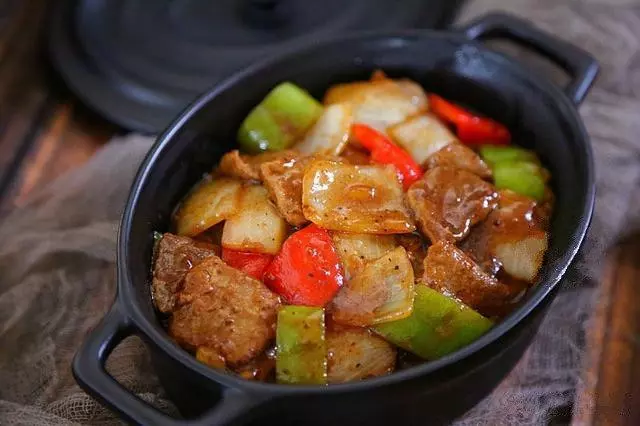 洋蔥炒牛肉,顏色豐富誘人,做法簡單,拌在米飯里吃特別香