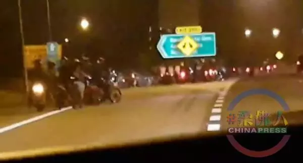 逾200人深夜堵出口 飆車黨再現