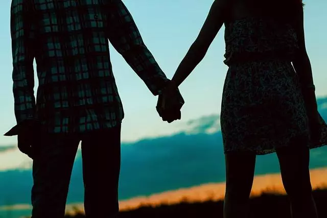 離婚後瞞著老公生下寶寶,四年後公司樓下停了一輛寶馬,流淚結婚