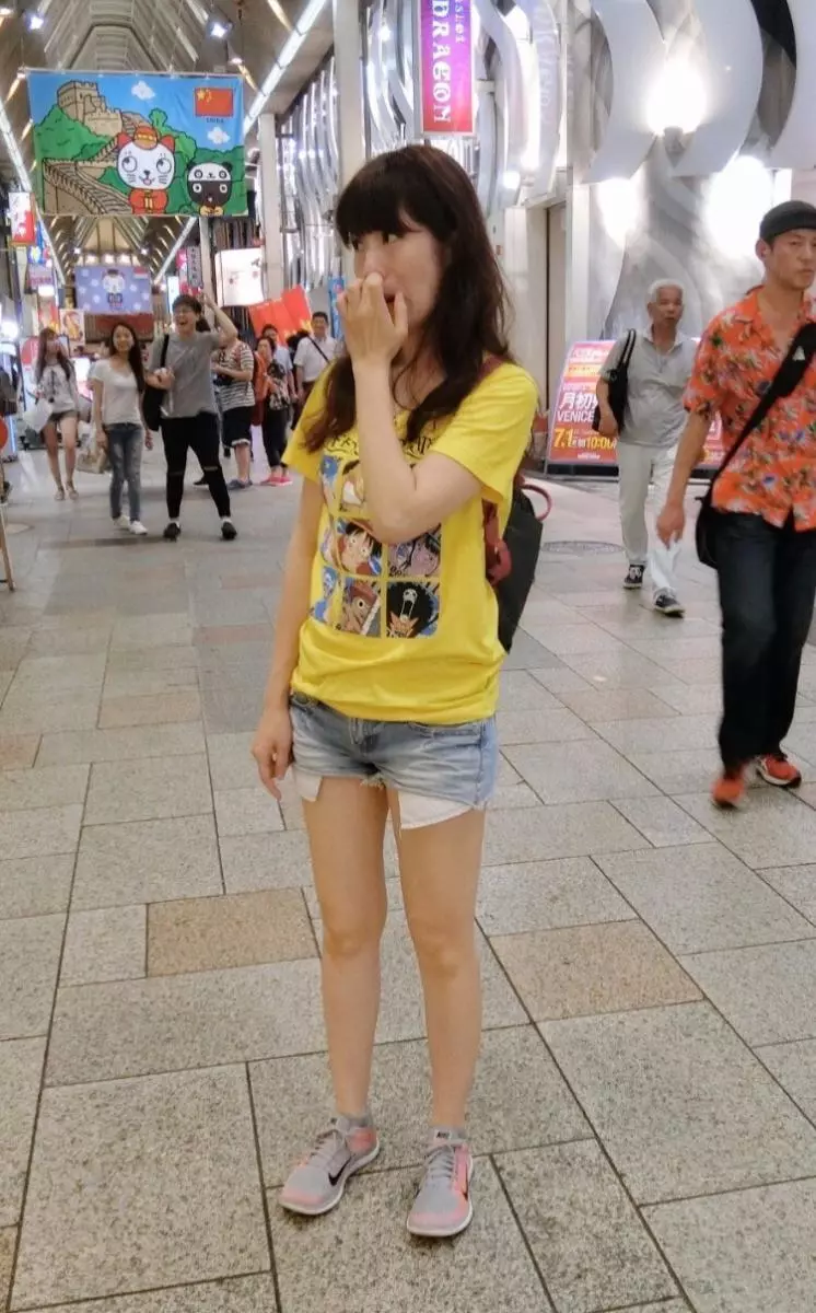 根本大學生!童顏媽「21歲生下她」卻比女兒還年輕,她加碼PO出「爸爸照片」笑:他們相差一歲!