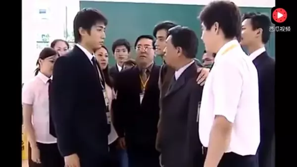 老先生看房沒人理,只有他盡責招待!隔天一名法國設計師竟上門:我買下你們整棟樓