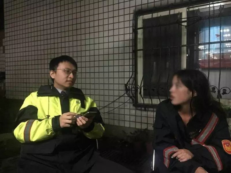 一開車門驚見「藍眼南非美女」車內冷到發抖,他二話不說秒報警處理...網讚:台男100分!