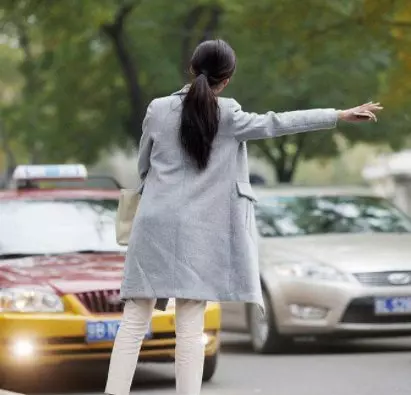 丈夫接妻子下班,遲遲不願上車,順著眼神往後,一瞥,直接報了警!