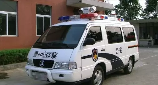 丈夫接妻子下班,遲遲不願上車,順著眼神往後,一瞥,直接報了警!