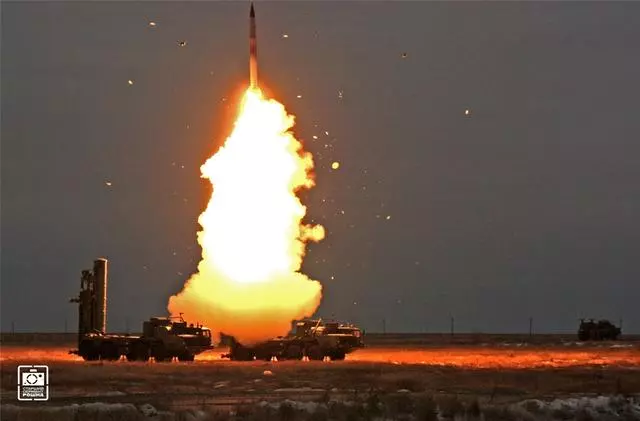 F-22再也不敢來犯!新型S-400挺進北極,零下70度也能照常發射
