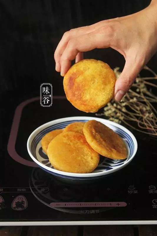 【紅薯煎餅】簡單材料簡單做法。喜歡香口不怕上火的,煎或炸著吃,給小朋友吃可以蒸,是道健康美味的小吃!