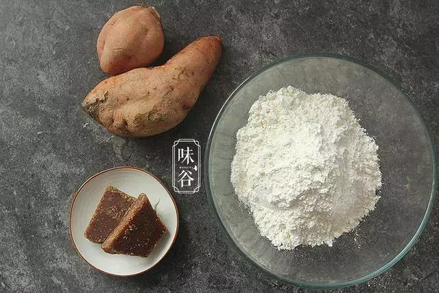 【紅薯煎餅】簡單材料簡單做法。喜歡香口不怕上火的,煎或炸著吃,給小朋友吃可以蒸,是道健康美味的小吃!