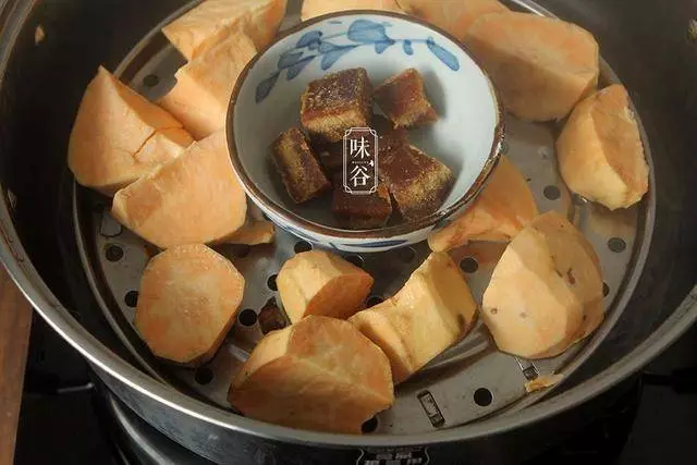 【紅薯煎餅】簡單材料簡單做法。喜歡香口不怕上火的,煎或炸著吃,給小朋友吃可以蒸,是道健康美味的小吃!