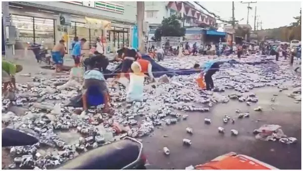 啤酒卡車意外傾倒 民眾瘋搶