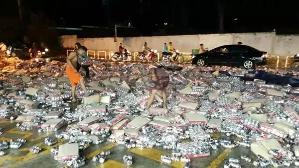 啤酒卡車意外傾倒 民眾瘋搶