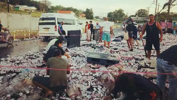 啤酒卡車意外傾倒 民眾瘋搶