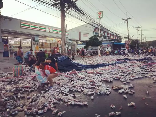 啤酒卡車意外傾倒 民眾瘋搶