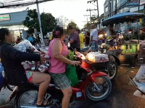 啤酒卡車意外傾倒 民眾瘋搶