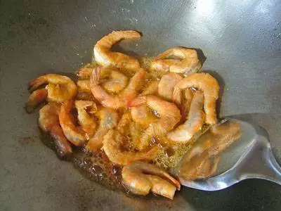 奶油香加鹹蛋香混合的【金沙奶油蝦食譜】聞了就令人食指大動的料理,讓你開胃吃個不停~~~~