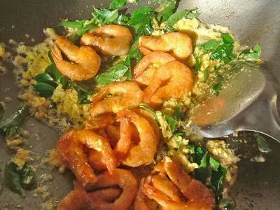 奶油香加鹹蛋香混合的【金沙奶油蝦食譜】聞了就令人食指大動的料理,讓你開胃吃個不停~~~~