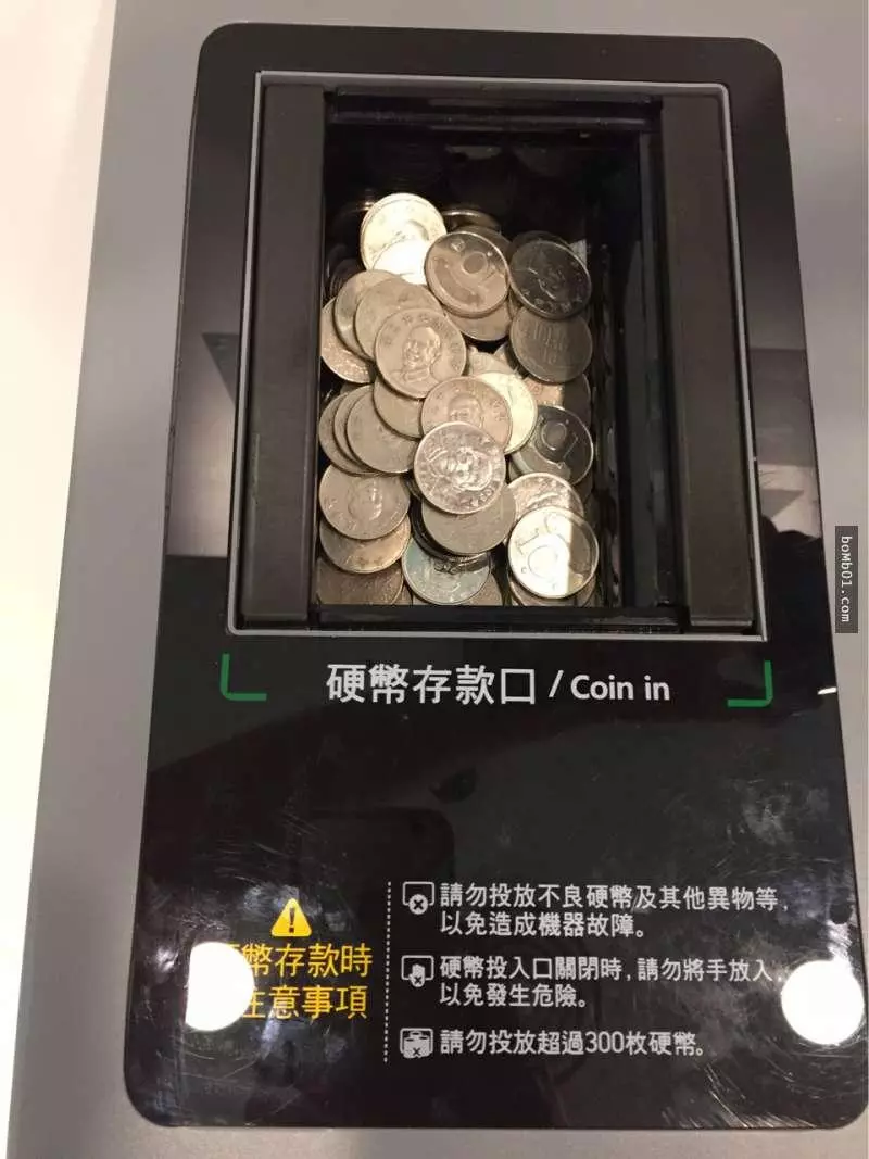 這台在外國許多國家已經普及的「零錢ATM」,現在在台灣終於出現唯一的一台了
