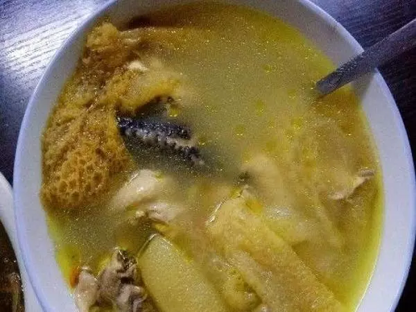 婆婆重病住院,兒媳天天送補湯,醫生嘴饞偷嘗了一口,悄悄辭了職
