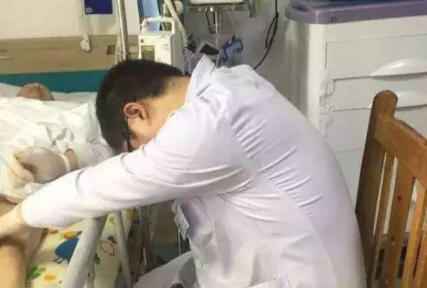 婆婆重病住院,兒媳天天送補湯,醫生嘴饞偷嘗了一口,悄悄辭了職